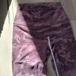 Purple camo Lululemon WU 24” from inseam ( check photos and videos ) Size 4 EUC